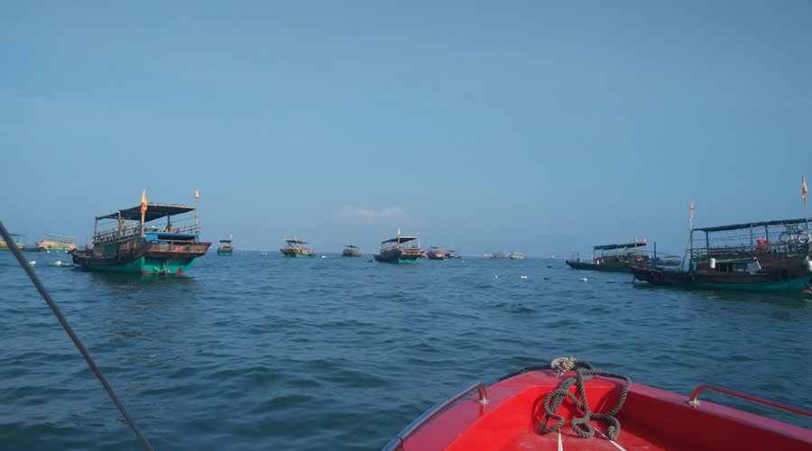 疾驰海上